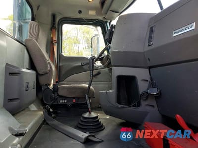 Piąte zdjęcie samochodu w środku: 2015 MACK CXU612 SEMI TRUCK VIN:1M1AW01X2FM007130 - miniatura