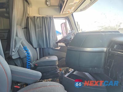 Piąte zdjęcie samochodu w środku: 2025 VOLVO VNL SEMI TRUCK VIN:4V4NC9EH3SN668790 - miniatura