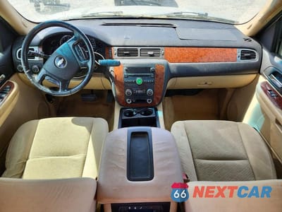 Zdjęcie 8 z 13 samochodu: 2007 CHEVROLET SUBURBAN VIN:1GNFK163X7J296135 - miniatura