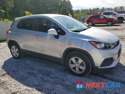 Czwarte zdjęcie samochodu z boku: 2020 CHEVROLET TRAX LS VIN:3GNCJKSBXLL196371 - miniatura