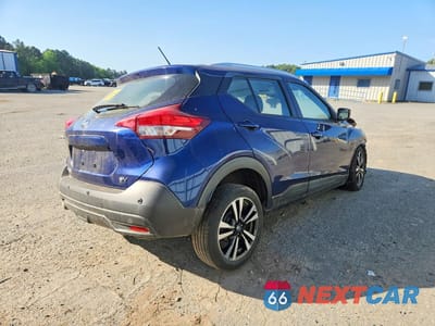Trzecie zdjęcie samochodu z tyłu: 2020 NISSAN KICKS SV VIN:3N1CP5CV9LL492082 - miniatura