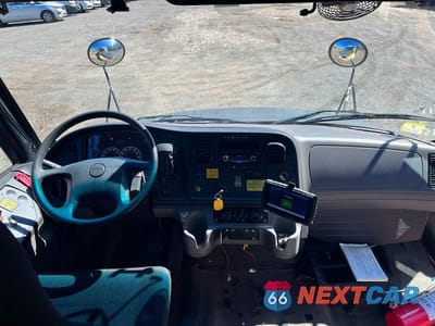 Zdjęcie 9 z 10 samochodu: 2015 FREIGHTLINER CHASSIS B2B VIN:4UZABRDU9FCFW9516 - miniatura