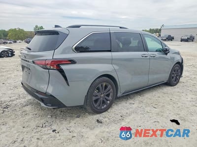 Trzecie zdjęcie samochodu z tyłu: 2024 TOYOTA SIENNA XSE 7-PASSENGER VIN:5TDXRKEC7RS194748 - miniatura