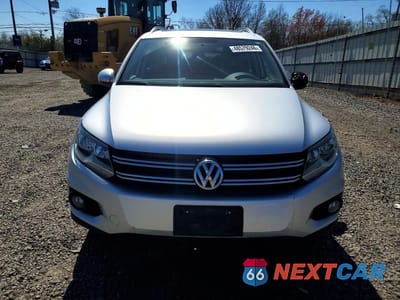 Piąte zdjęcie samochodu w środku: 2015 VOLKSWAGEN TIGUAN S VIN:WVGBV7AX8FW585393 - miniatura