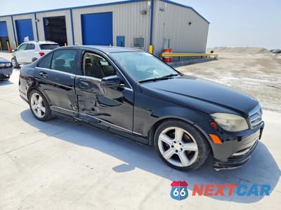 Czwarte zdjęcie samochodu z boku: 2011 MERCEDES-BENZ C 300 VIN:WDDGF5EB1BR140311 - miniatura