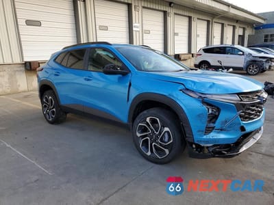 Czwarte zdjęcie samochodu z boku: 2025 CHEVROLET TRAX 2RS VIN:KL77LJEP8SC160661 - miniatura