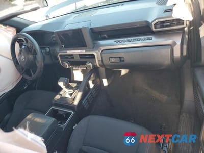 Zdjęcie 8 z 12 samochodu: 2024 TOYOTA TACOMA SR5 VIN:3TMKB5FN0RM016745 - miniatura