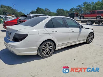 Trzecie zdjęcie samochodu z tyłu: 2013 MERCEDES-BENZ C 250 VIN:WDDGF4HB8DA777090 - miniatura