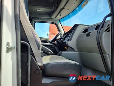 Piąte zdjęcie samochodu w środku: 2020 KENWORTH T680 SEMI TRUCK VIN:1XKYDP9X0LJ311141 - miniatura