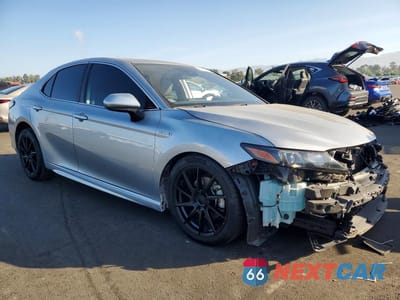 Czwarte zdjęcie samochodu z boku: 2021 TOYOTA CAMRY HYBRID SE VIN:4T1G31AK3MU567230 - miniatura