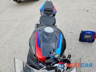 Piąte zdjęcie samochodu w środku: 2015 BMW S 1000 RR VIN:WB10D2105FZ352412 - miniatura