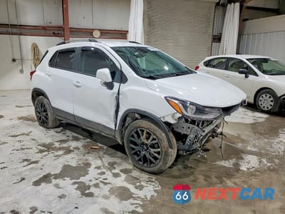 Czwarte zdjęcie samochodu z boku: 2022 CHEVROLET TRAX 1LT VIN:KL7CJPSM9NB525473 - miniatura