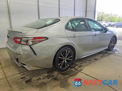 Trzecie zdjęcie samochodu z tyłu: 2018 TOYOTA CAMRY SE VIN:4T1B11HK4JU606831 - miniatura