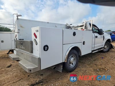 Trzecie zdjęcie samochodu z tyłu: 2021 FORD F350 SUPER DUTY UTILITY / SERVICE TRUCK VIN:1FDBF3E6XMEC33815 - miniatura