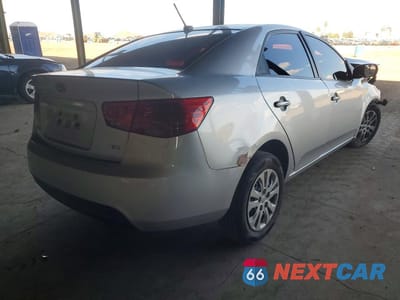 Trzecie zdjęcie samochodu z tyłu: 2010 KIA FORTE EX VIN:KNAFU4A25A5826639 - miniatura