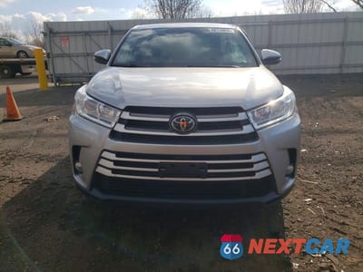 Piąte zdjęcie samochodu w środku: 2018 TOYOTA HIGHLANDER LE PLUS VIN:5TDBZRFH7JS870472 - miniatura