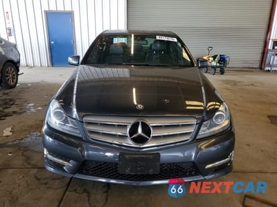 Piąte zdjęcie samochodu w środku: 2013 MERCEDES-BENZ C 250 VIN:WDDGF4HB6DA757615 - miniatura
