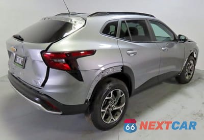 Trzecie zdjęcie samochodu z tyłu: 2025 CHEVROLET TRAX 1LT VIN:KL77LHEPXSC224689 - miniatura