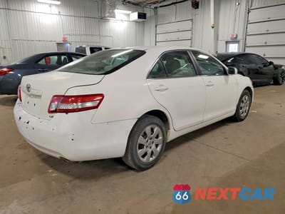 Trzecie zdjęcie samochodu z tyłu: 2010 TOYOTA CAMRY LE VIN:4T4BF3EK8AR017496 - miniatura