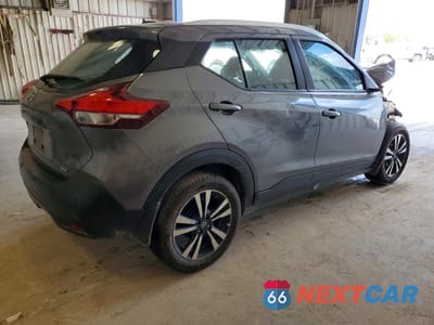Trzecie zdjęcie samochodu z tyłu: 2020 NISSAN KICKS SV VIN:3N1CP5CV2LL567981 - miniatura