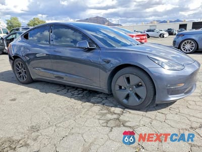 Czwarte zdjęcie samochodu z boku: 2022 TESLA MODEL 3 VIN:5YJ3E1EA1NF102549 - miniatura