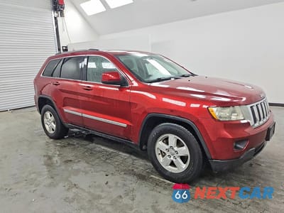 Czwarte zdjęcie samochodu z boku: 2013 JEEP GRAND CHEROKEE LAREDO VIN:1C4RJFAG7DC553039 - miniatura