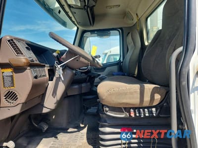 Piąte zdjęcie samochodu w środku: 2016 VOLVO VNL SEMI TRUCK VIN:4V4NC9EG1GN974790 - miniatura