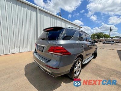 Czwarte zdjęcie samochodu z boku: 2017 MERCEDES-BENZ GLE 350 VIN:4JGDA5JB5HA861218 - miniatura