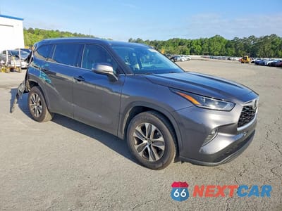 Czwarte zdjęcie samochodu z boku: 2021 TOYOTA HIGHLANDER XLE VIN:5TDHZRAHXMS519724 - miniatura