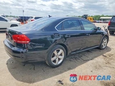 Trzecie zdjęcie samochodu z tyłu: 2015 VOLKSWAGEN PASSAT S VIN:1VWAS7A38FC122058 - miniatura