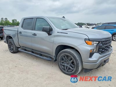 Czwarte zdjęcie samochodu z boku: 2024 CHEVROLET SILVERADO C1500 CUSTOM VIN:3GCPABEKXRG136176 - miniatura
