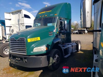 Drugie zdjęcie samochodu z przodu: 2018 MACK CXU612 SEMI TRUCK VIN:1M1AW01X5JM010452 - miniatura