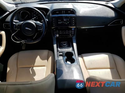 Zdjęcie 8 z 12 samochodu: 2017 JAGUAR F-PACE PREMIUM VIN:SADCJ2BN8HA892667 - miniatura