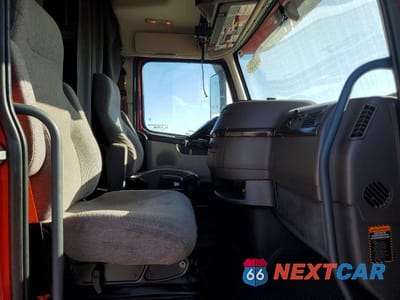 Piąte zdjęcie samochodu w środku: 2015 VOLVO VNL SEMI TRUCK VIN:4V4NC9EH9FN912318 - miniatura