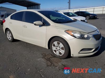 Czwarte zdjęcie samochodu z boku: 2015 KIA FORTE LX VIN:KNAFK4A61F5333833 - miniatura