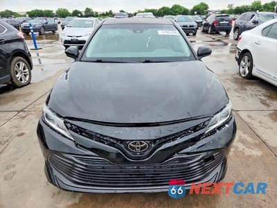Piąte zdjęcie samochodu w środku: 2018 TOYOTA CAMRY LE VIN:4T1B11HK9JU561935 - miniatura