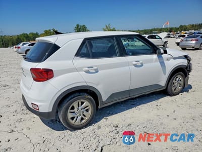 Trzecie zdjęcie samochodu z tyłu: 2021 HYUNDAI VENUE SE VIN:KMHRB8A38MU065472 - miniatura