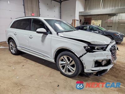 Czwarte zdjęcie samochodu z boku: 2021 AUDI Q7 PREMIUM PLUS VIN:WA1LJAF75MD040989 - miniatura