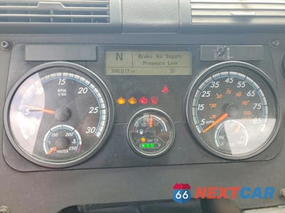 Zdjęcie 8 z 10 samochodu: 2018 FREIGHTLINER CASCADIA 1 - SEMI TRUCK VIN:3AKBGADV8JSJL4607 - miniatura
