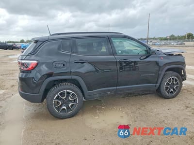 Trzecie zdjęcie samochodu z tyłu: 2025 JEEP COMPASS TRAILHAWK VIN:3C4NJDDN4ST604222 - miniatura