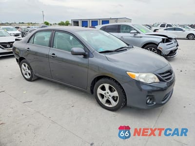 Czwarte zdjęcie samochodu z boku: 2013 TOYOTA COROLLA LE VIN:2T1BU4EE6DC938721 - miniatura