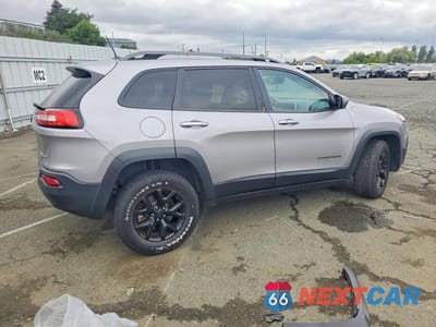 Trzecie zdjęcie samochodu z tyłu: 2018 JEEP CHEROKEE TRAILHAWK VIN:1C4PJMBB5JD569776 - miniatura