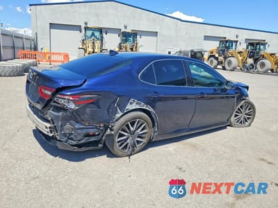 Trzecie zdjęcie samochodu z tyłu: 2022 TOYOTA CAMRY HYBRID XLE VIN:4T1F31AK3NU574899 - miniatura