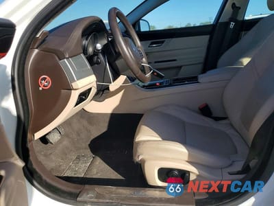Zdjęcie 7 z 12 samochodu: 2016 JAGUAR XF PRESTIGE VIN:SAJBE4BV5GCY03777 - miniatura
