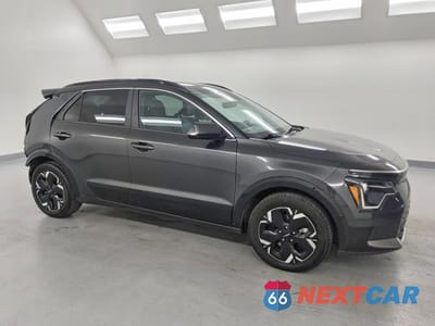 Czwarte zdjęcie samochodu z boku: 2024 KIA NIRO EV WIND VIN:KNDCR3L19R5103961 - miniatura