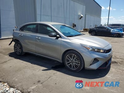 Czwarte zdjęcie samochodu z boku: 2024 KIA FORTE GT LINE VIN:3KPF54AD8RE801560 - miniatura
