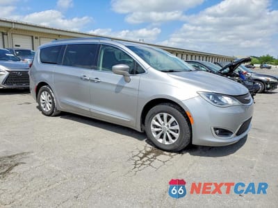 Czwarte zdjęcie samochodu z boku: 2018 CHRYSLER PACIFICA VIN:2C4RC1BG5JR110371 - miniatura