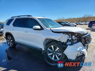 Czwarte zdjęcie samochodu z boku: 2025 HONDA PILOT TOURING VIN:5FNYG1H78SB111387 - miniatura