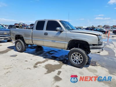 Czwarte zdjęcie samochodu z boku: 2005 CHEVROLET SILVERADO K1500 VIN:1GCEK19V95Z104784 - miniatura