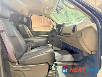 Piąte zdjęcie samochodu w środku: 2008 CHEVROLET SILVERADO C1500 VIN:1GCEC14C28Z204734 - miniatura